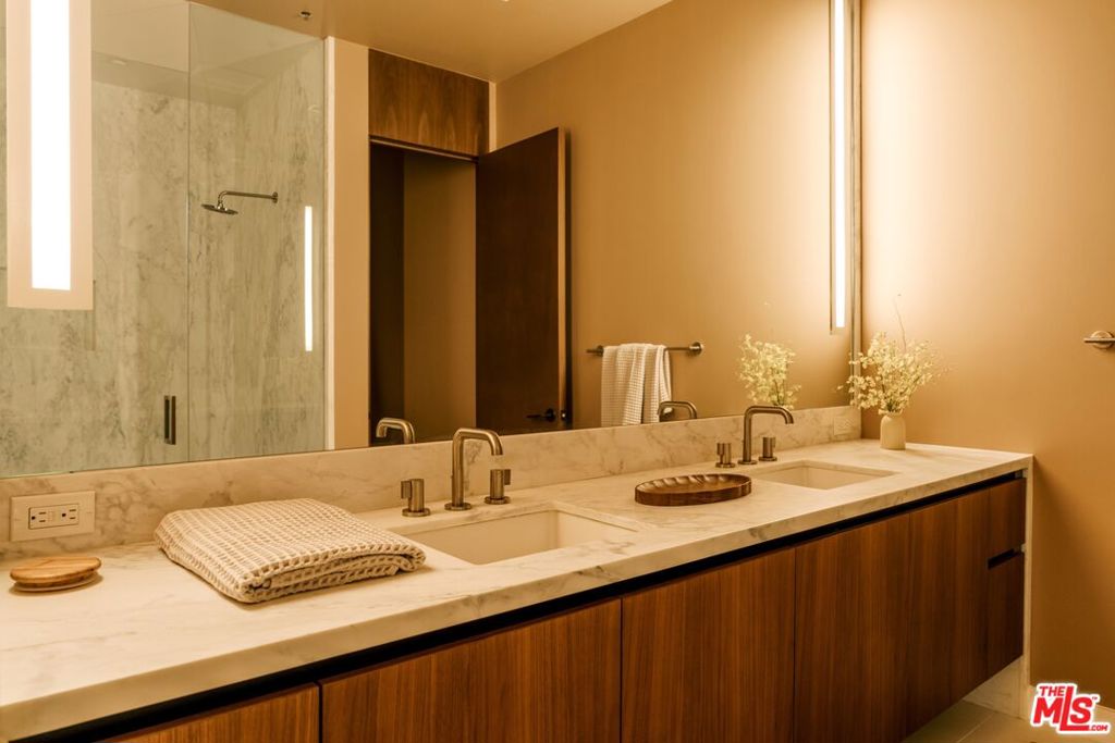 702 N Doheny Drive Ph4 Property Photo 6