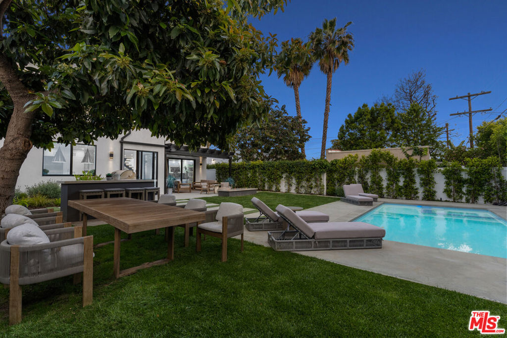 731 N Curson Avenue Property Photo 4