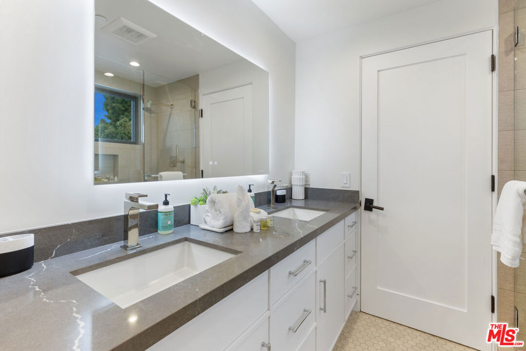 731 N Curson Avenue Property Photo 41