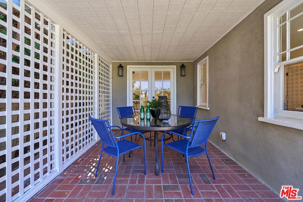916 S Victoria Avenue Property Photo 35