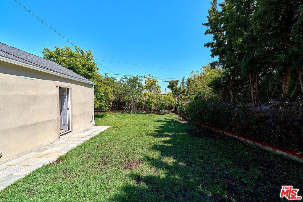 916 S Victoria Avenue Property Photo 38