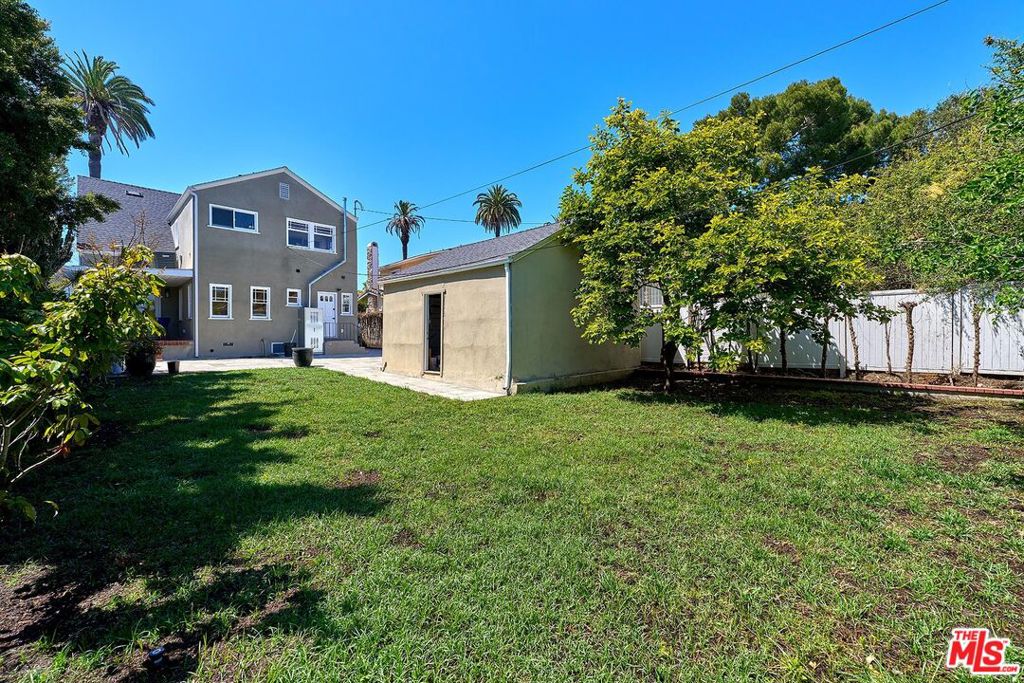 916 S Victoria Avenue Property Photo 39