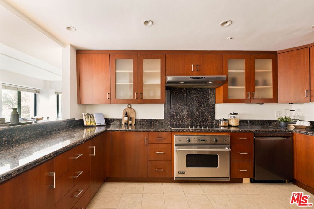 10520 Wilshire Boulevard 303 Property Photo 9
