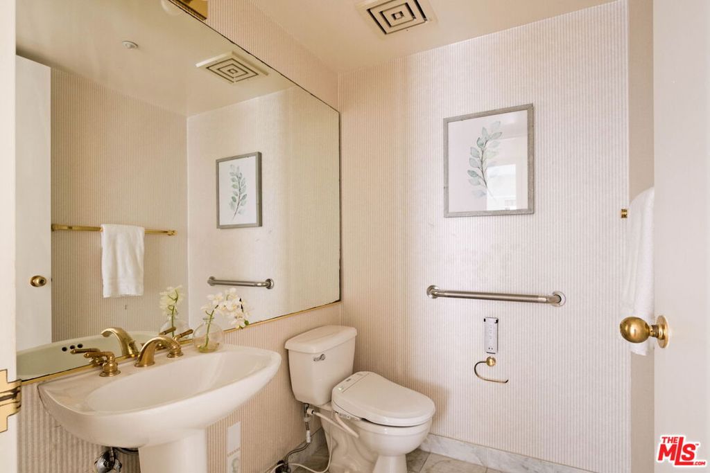 10520 Wilshire Boulevard 303 Property Photo 18