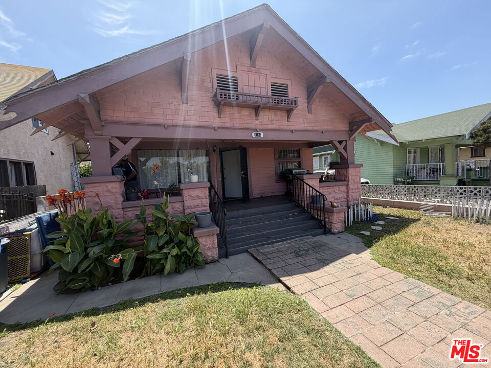 1140 W 51st Place Property Photo 2