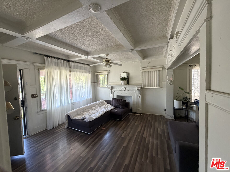 1140 W 51st Place Property Photo 3