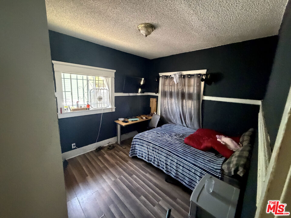 1140 W 51st Place Property Photo 5