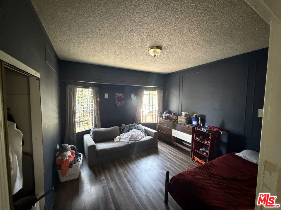 1140 W 51st Place Property Photo 8