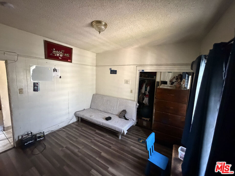 1140 W 51st Place Property Photo 10