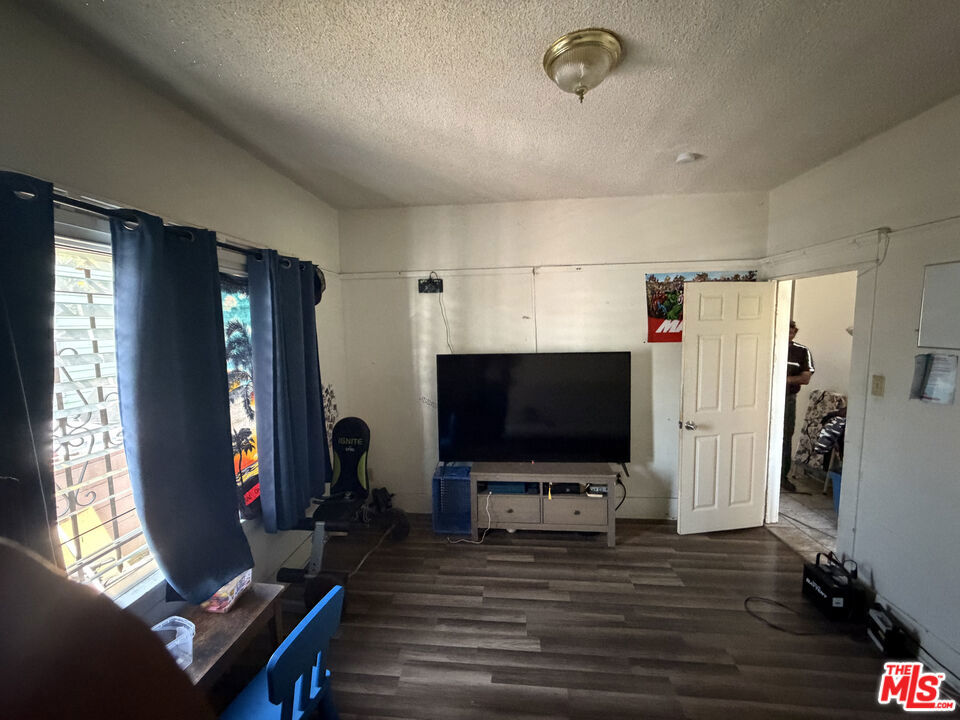 1140 W 51st Place Property Photo 11