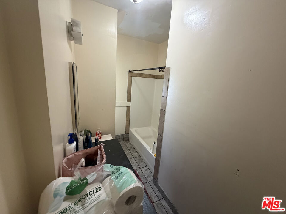 1140 W 51st Place Property Photo 12