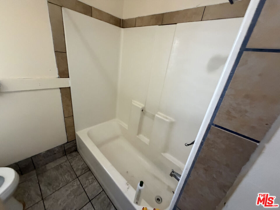 1140 W 51st Place Property Photo 13
