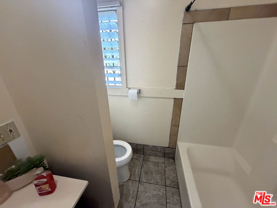 1140 W 51st Place Property Photo 14