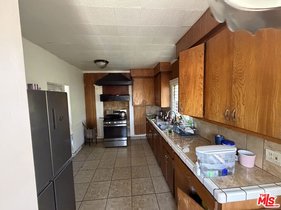 1140 W 51st Place Property Photo 15