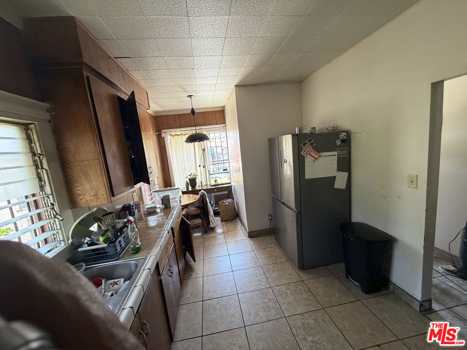 1140 W 51st Place Property Photo 16