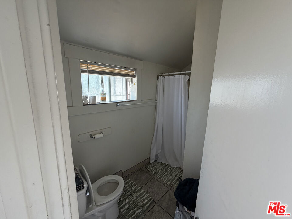 1140 W 51st Place Property Photo 17