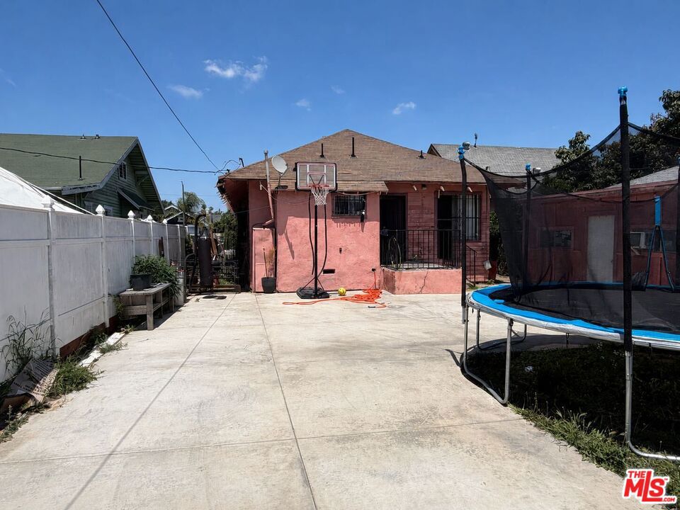 1140 W 51st Place Property Photo 23