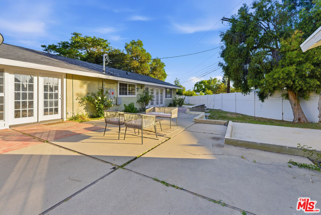 18445 Los Alimos Street Property Photo 25