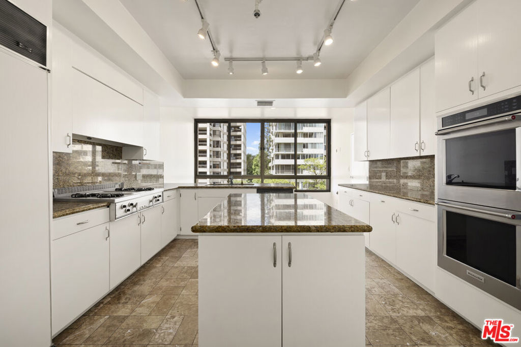 10430 Wilshire Boulevard 202 Property Photo 8