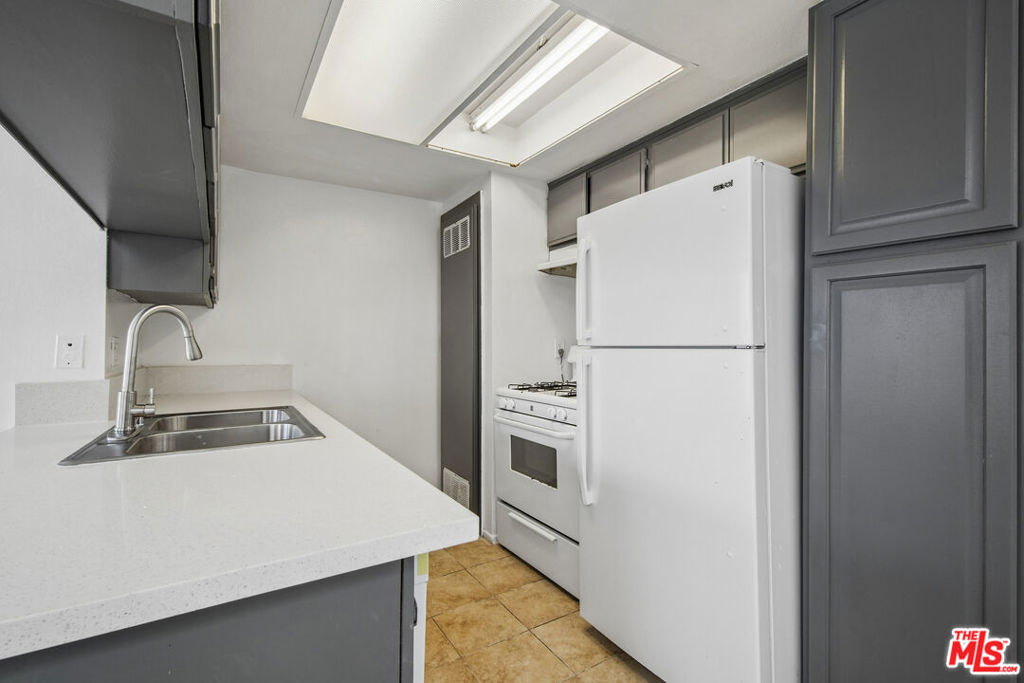 11924 Mayfield Avenue 5 Property Photo 5