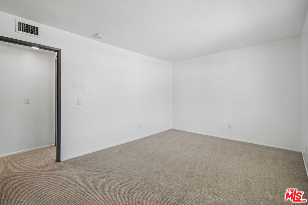 11924 Mayfield Avenue 5 Property Photo 9