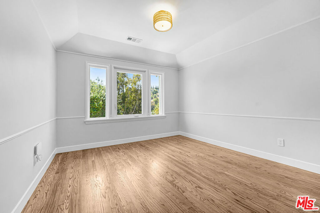 2383 Panorama Terrace Property Photo 20