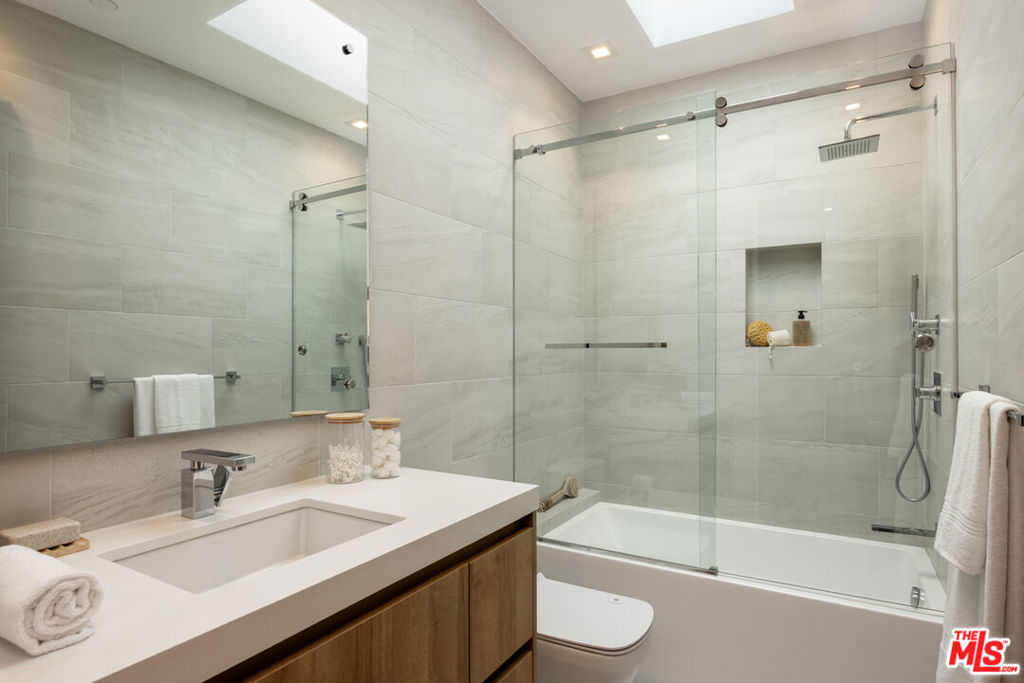 815 N Tigertail Road Property Photo 26