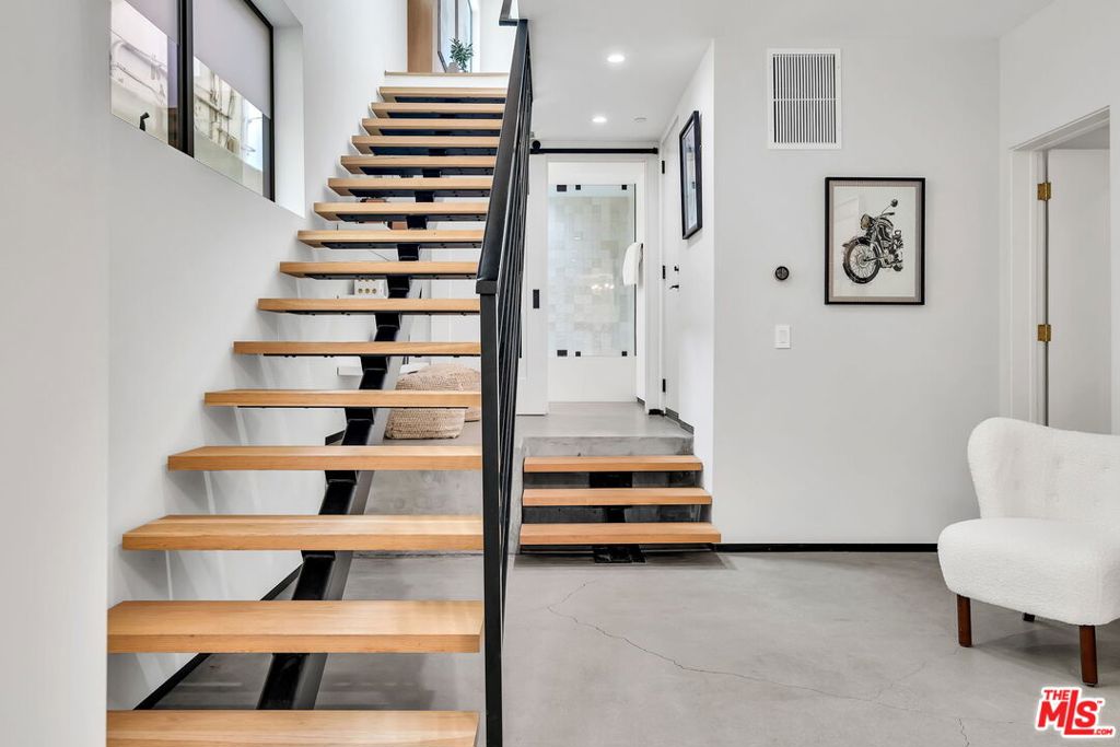 611 Broadway Street Property Photo 10