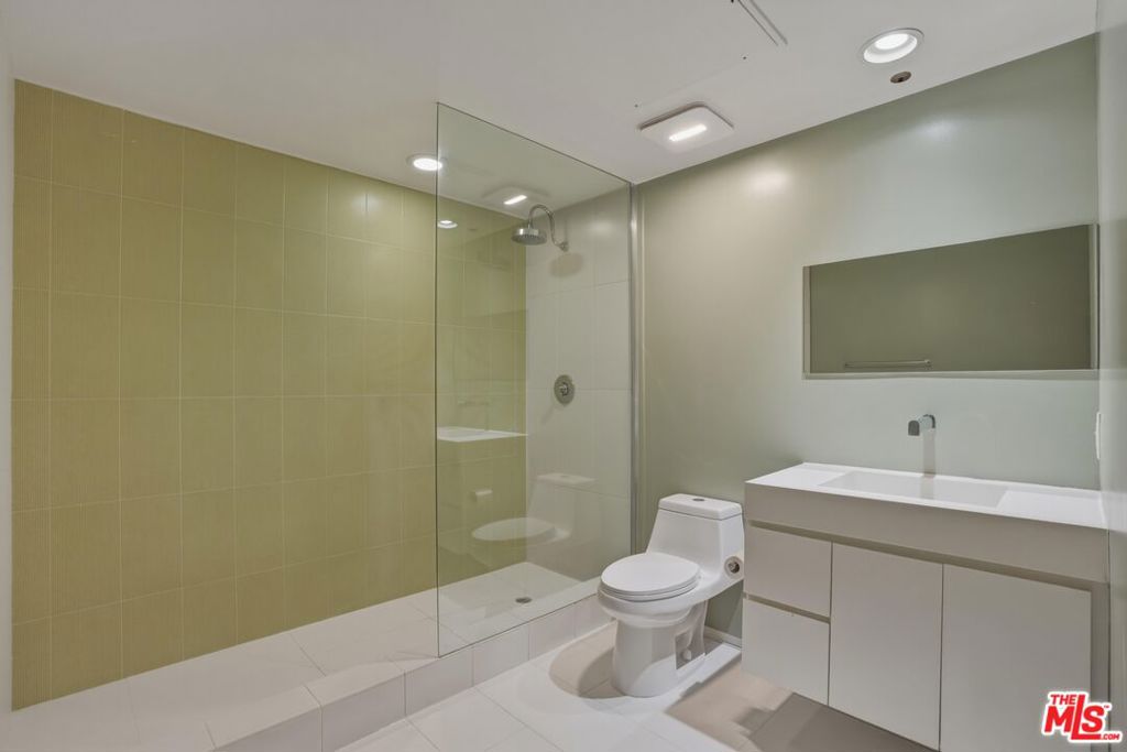 825 N Kings Road 1 Property Photo 12