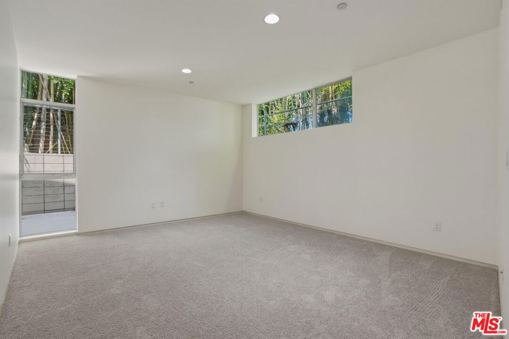 825 N Kings Road 1 Property Photo 16
