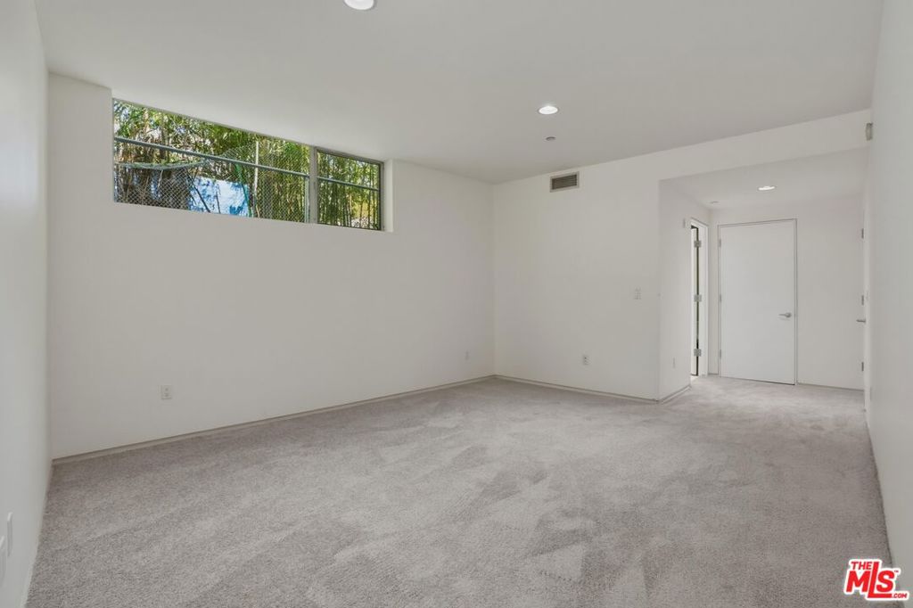 825 N Kings Road 1 Property Photo 17