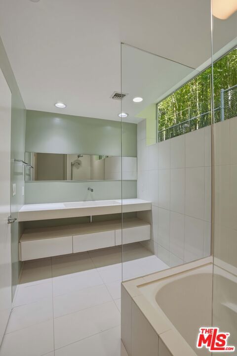 825 N Kings Road 1 Property Photo 23