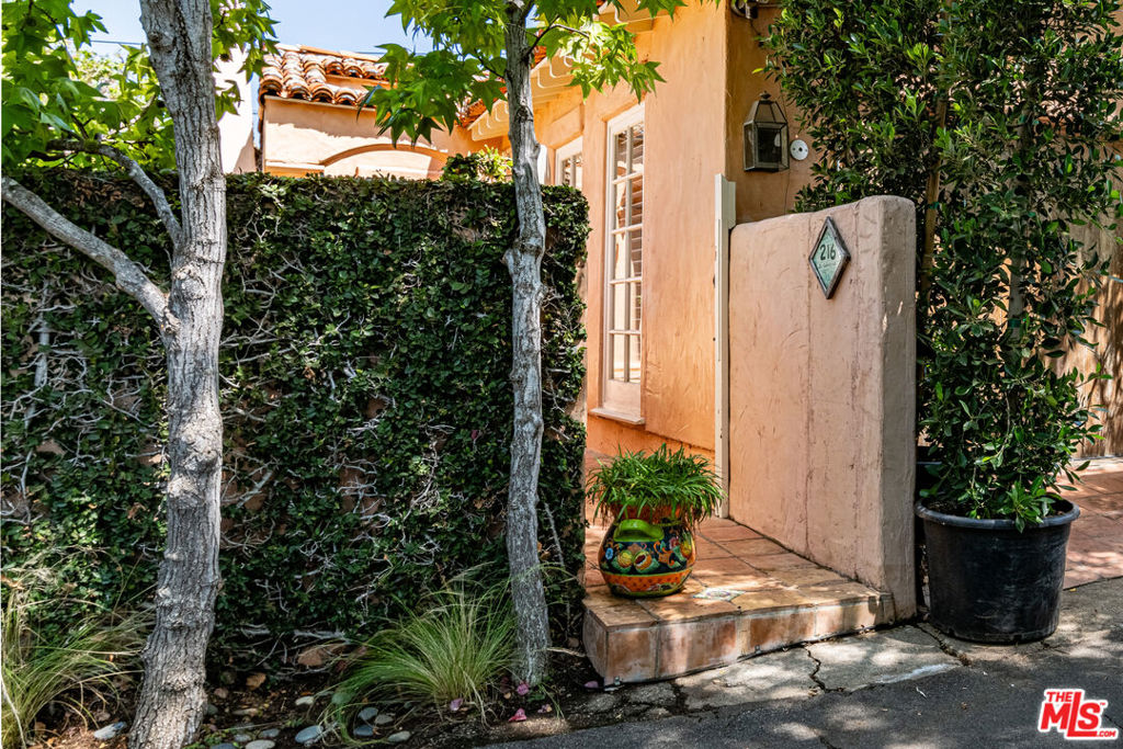 216 S Carmelina Avenue Guesthouse Property Photo 1