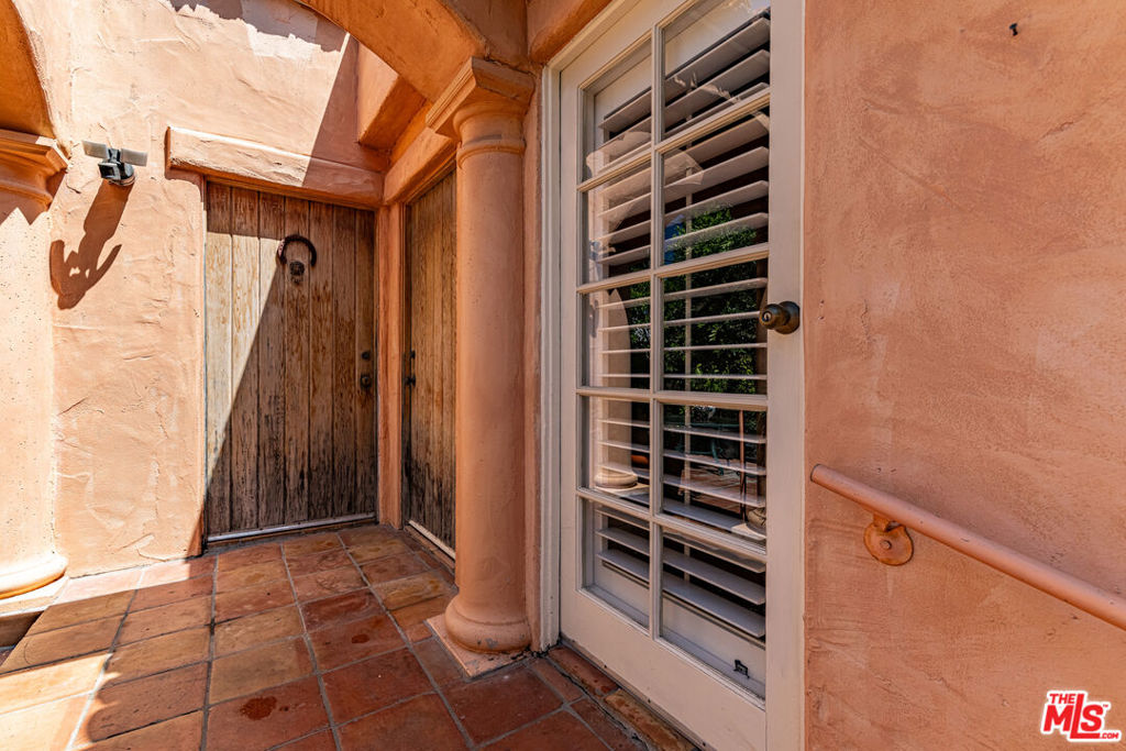 216 S Carmelina Avenue Guesthouse Property Photo 2