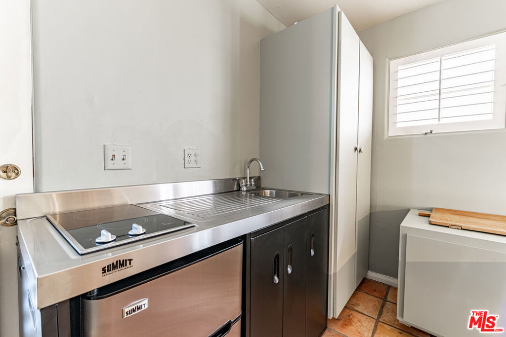 216 S Carmelina Avenue Guesthouse Property Photo 7