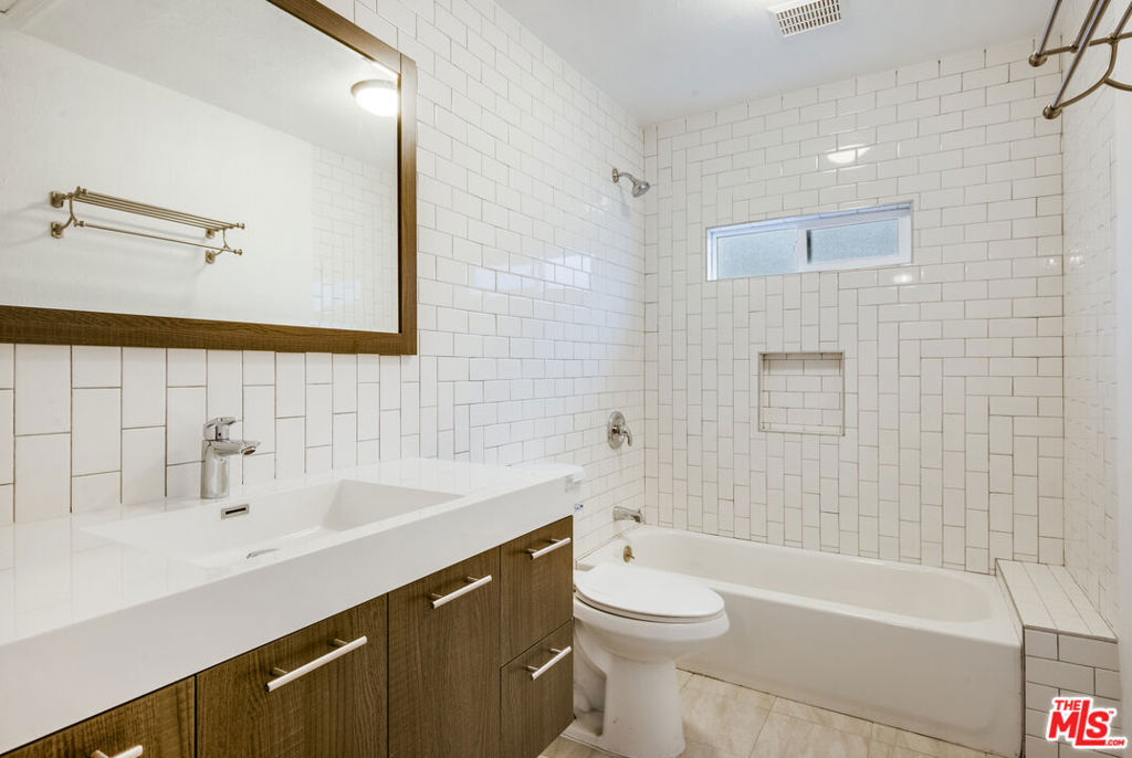 1742 W 36th Street Property Photo 11
