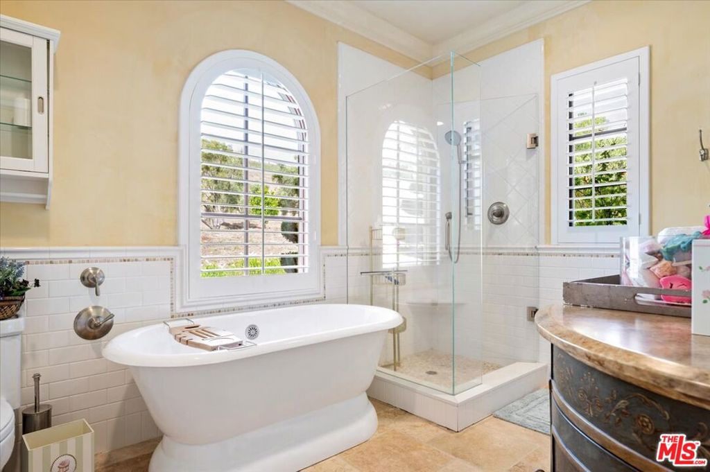 2553 Santa Barbara Avenue Property Photo 37