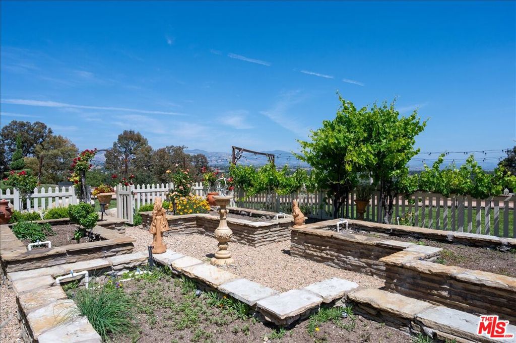 2553 Santa Barbara Avenue Property Photo 63