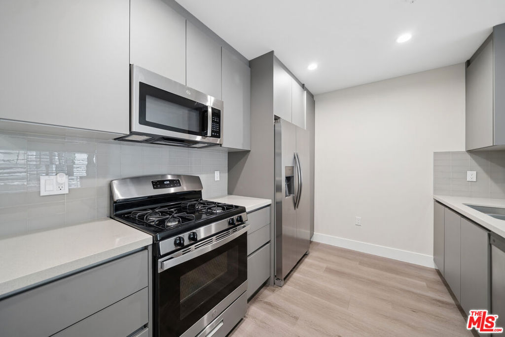 1223 N Hayworth Avenue 2 Property Photo 4