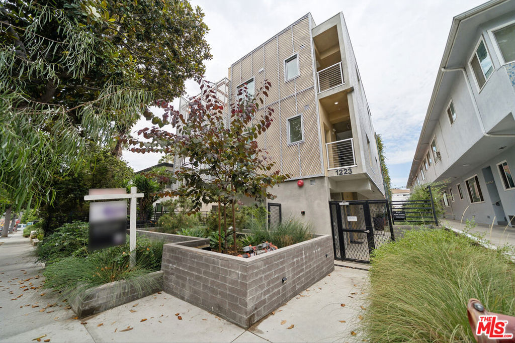 1223 N Hayworth Avenue 2 Property Photo 14
