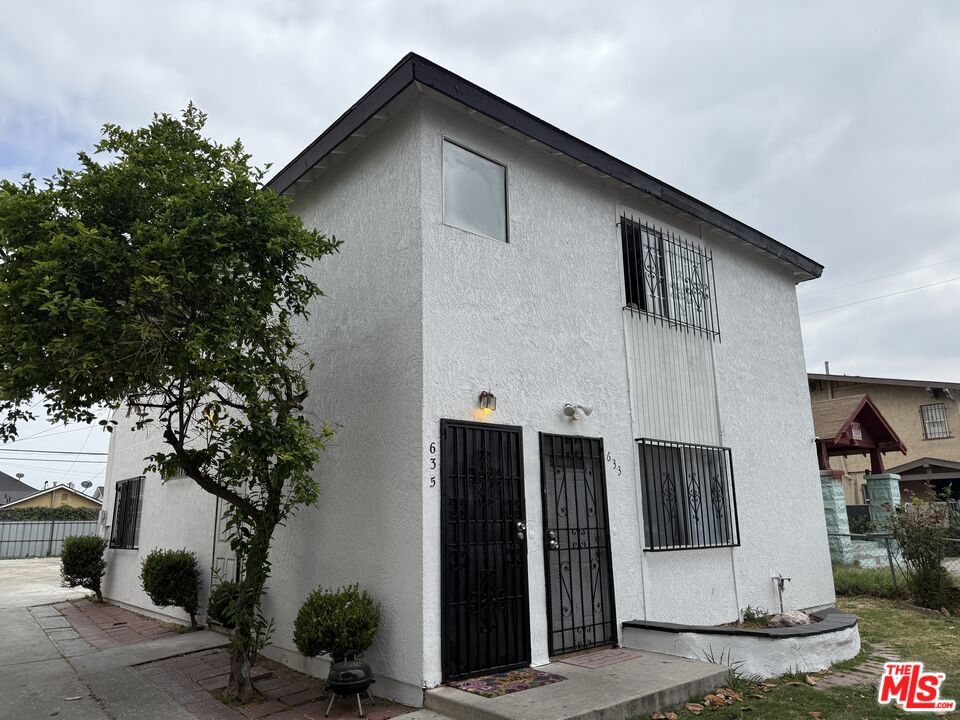 633 W 75th Street Property Photo 1