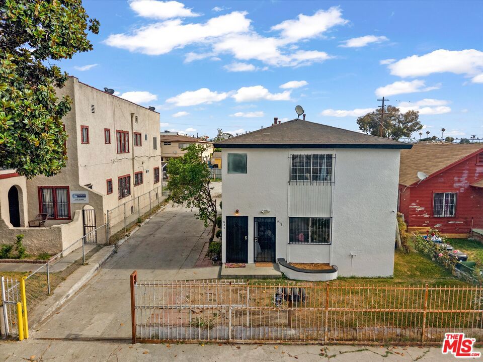 633 W 75th Street Property Photo 3