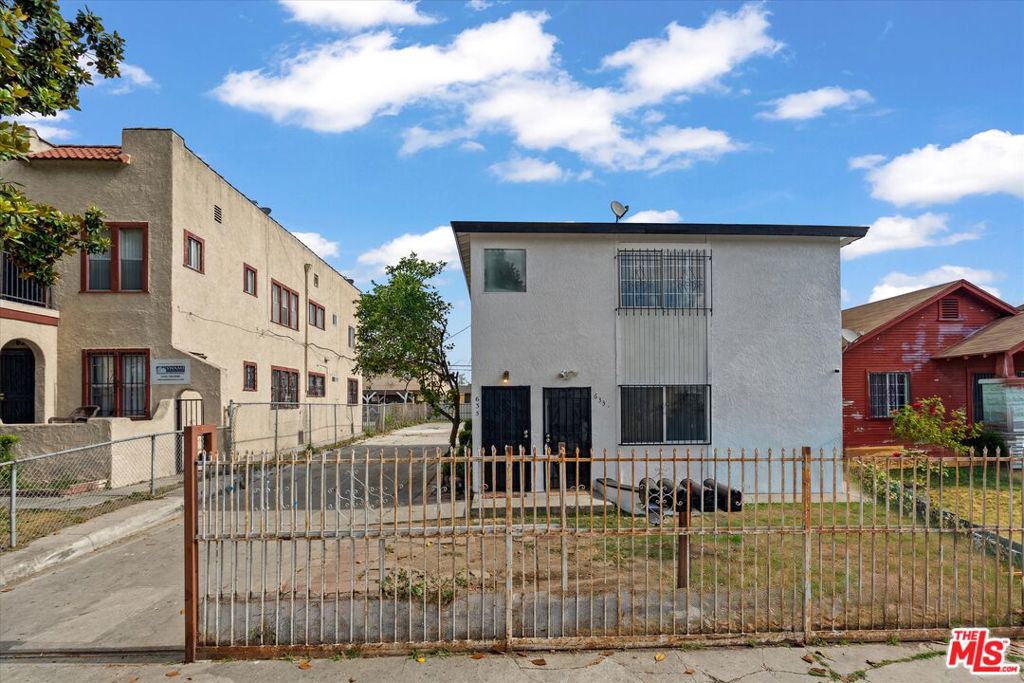 633 W 75th Street Property Photo 4