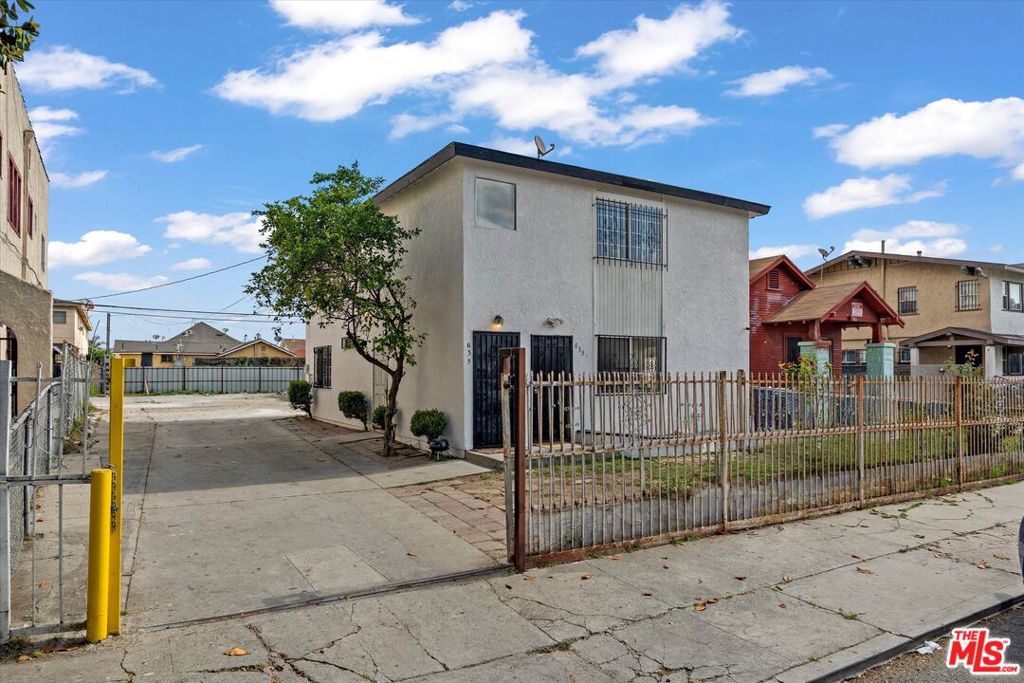 633 W 75th Street Property Photo 5
