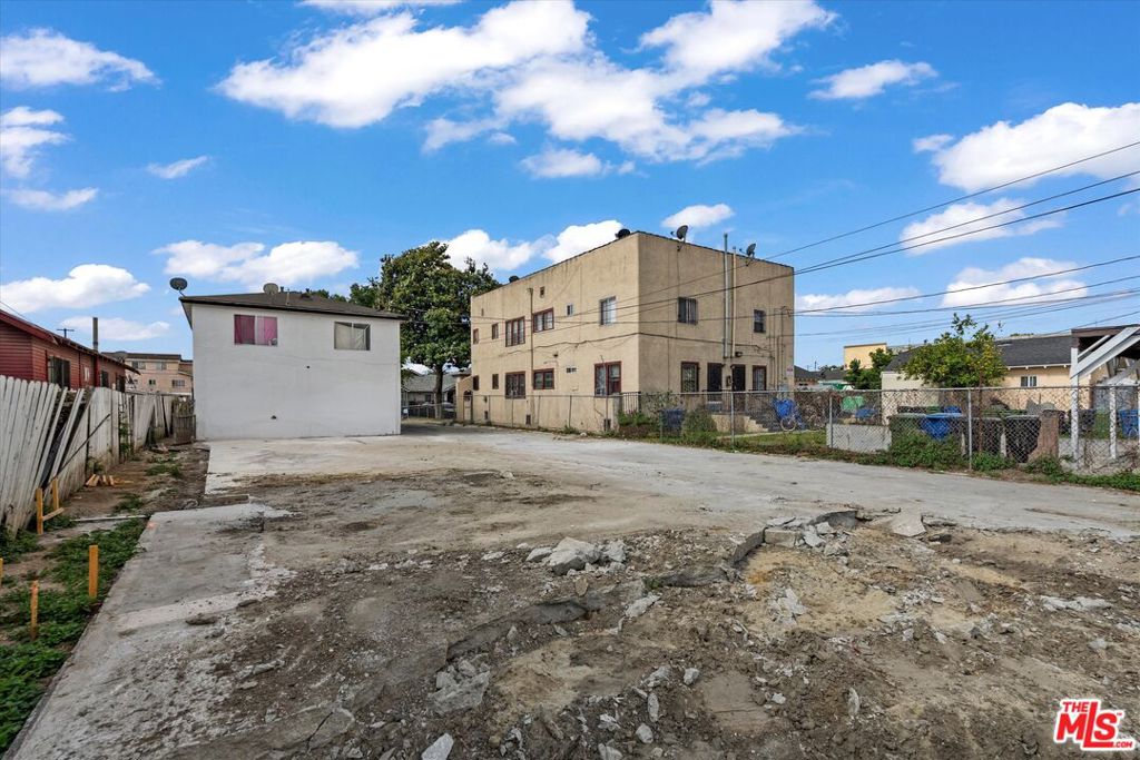 633 W 75th Street Property Photo 10