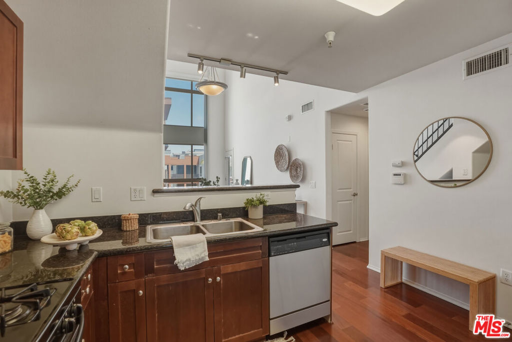 100 S Alameda Street 401 Property Photo 16