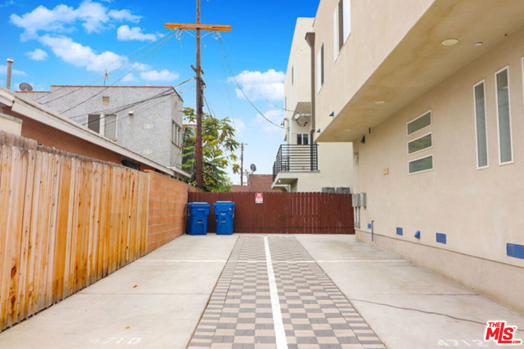 4710 Maplewood Avenue Property Photo 4