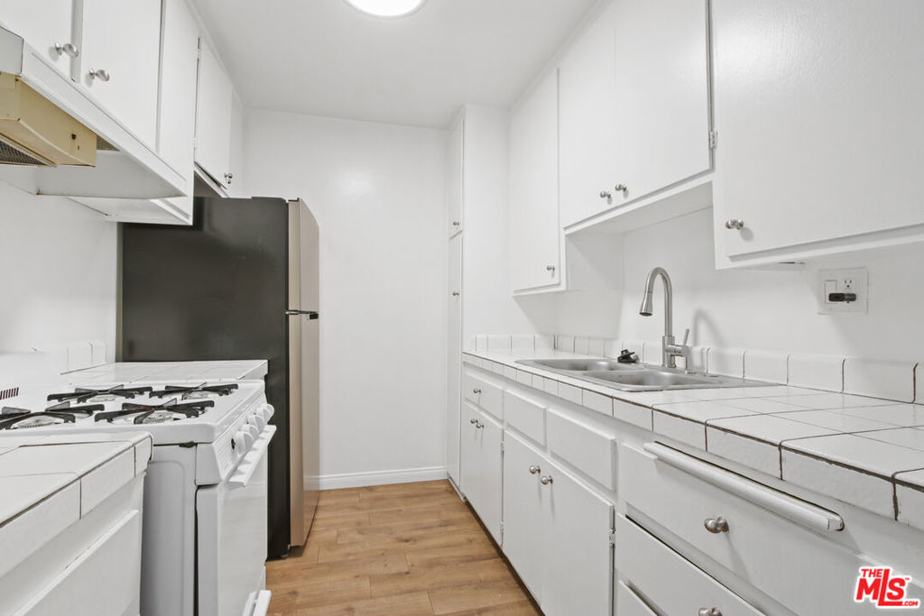 3625 Mentone Avenue Property Photo 9