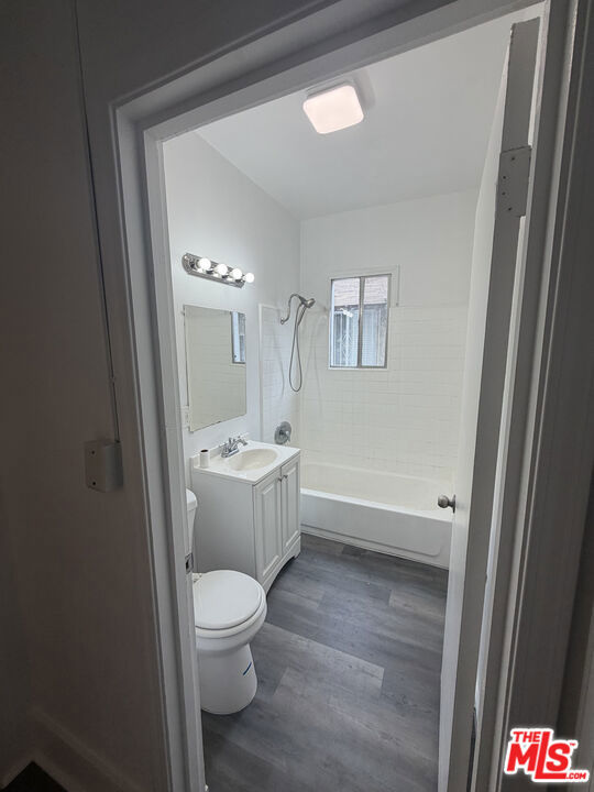 3925 S Normandie Avenue Property Photo 9