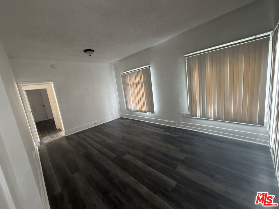 3925 S Normandie Avenue Property Photo 11